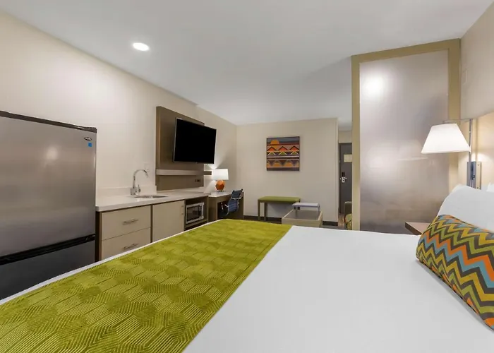 Western Foothills & Hotel 3*
