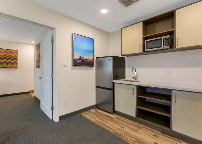 Western Foothills & Hotel 3*