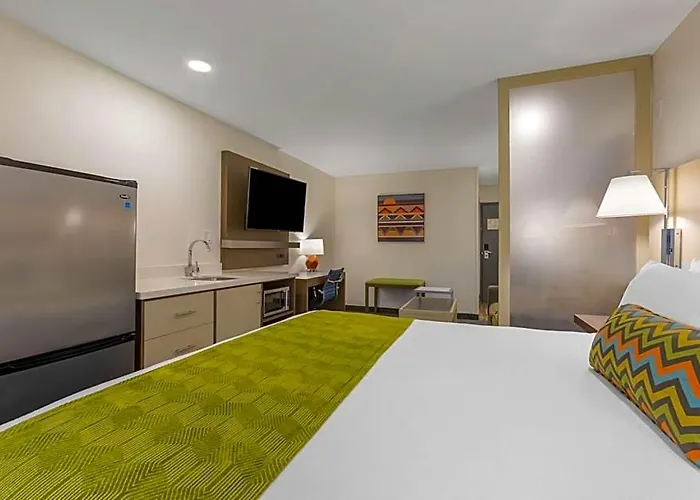 Western Foothills & Hotel 3*