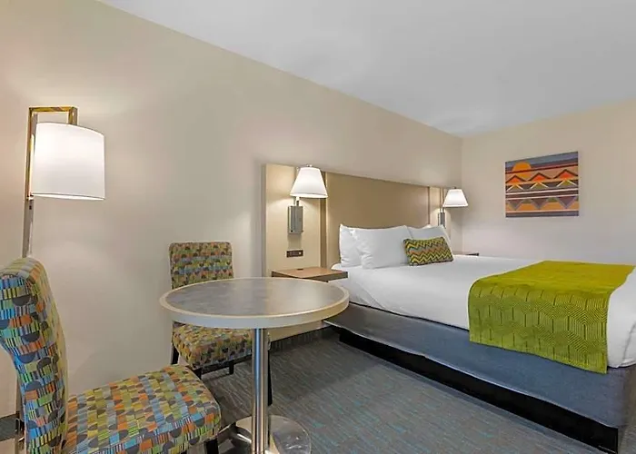 Hotel Western Foothills & 3*